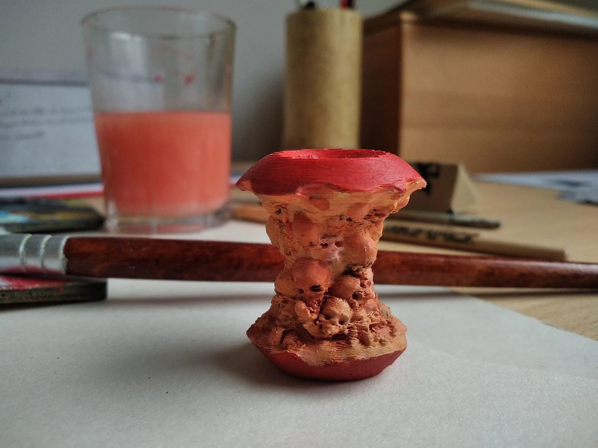 Ohryzek poskládaný z lebek, 3D výtisk, barvený