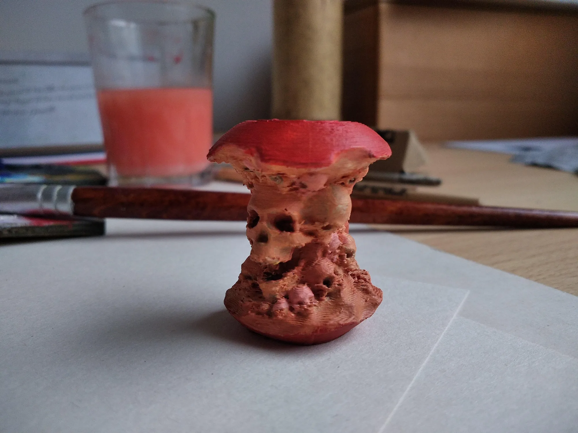 Ohryzek poskládaný z lebek, 3D výtisk, barvený